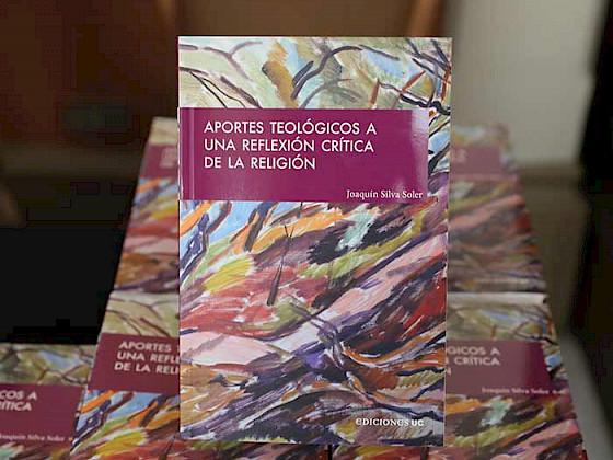 libro sobre una mesa