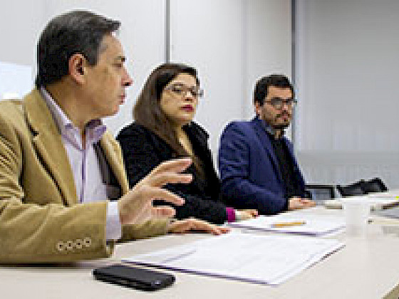Claudio Rolle (UC), Karen Célis (Usach) y Rafael Gaune (UC) en un seminario que abordó la temática del dolor, anterior a la publicación del libro.