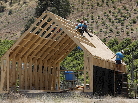 Personas construyendo una capilla