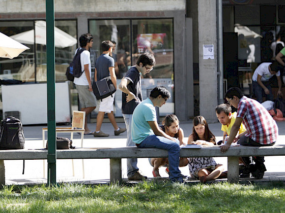 Alumnos en el patio.- Foto Dirección de Comunicaciones