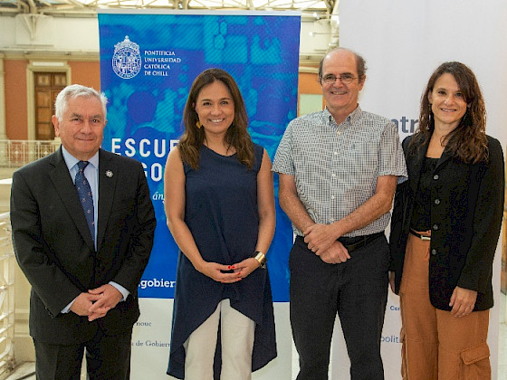 Fotografía de los organizadores y expositores del lanzamiento de Red Incide, de pie, con unos pendones de fondo.