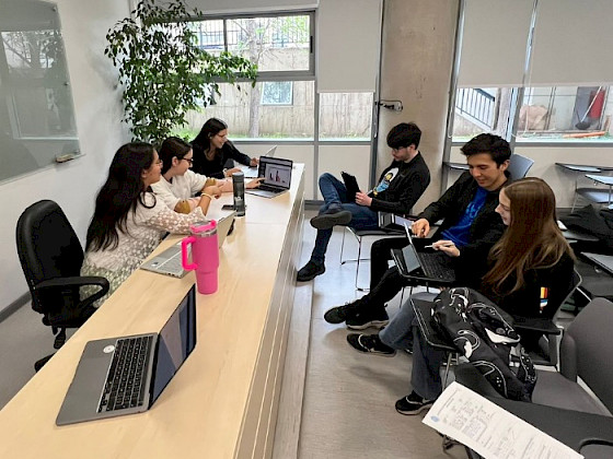 Grupo participante del Millenium Felloship trabajando juntos en una sala de clases.