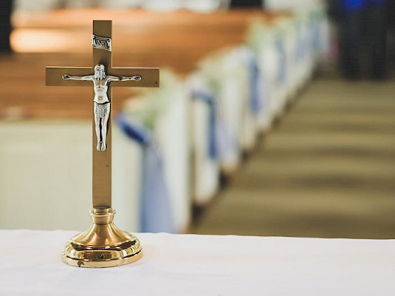 crucifijo sobre altar