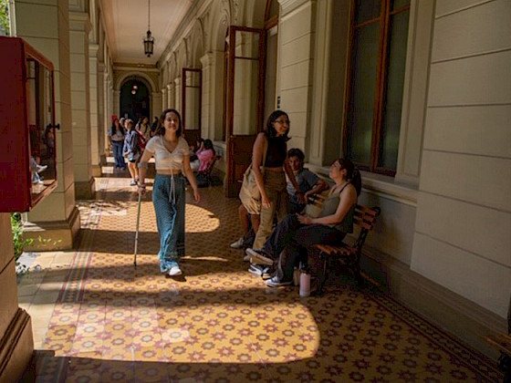 Alumnas en patio Casa Central. Foto Karina Fuenzalida