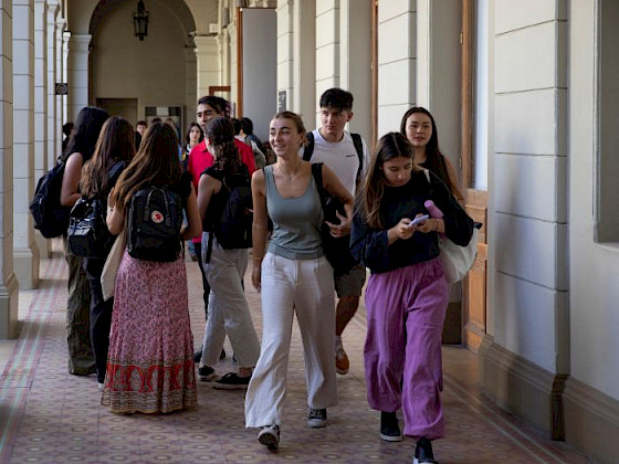 Un grupo de estudiantes en el patio de Casa Central