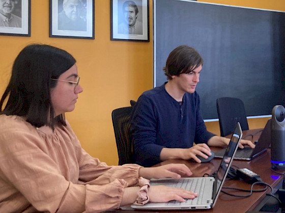 La alumna Catalina Vásquez y el profesor Germán Vogel, del Instituto de Física UC, trabajan en un experimento de fusión nuclear de manera remota.