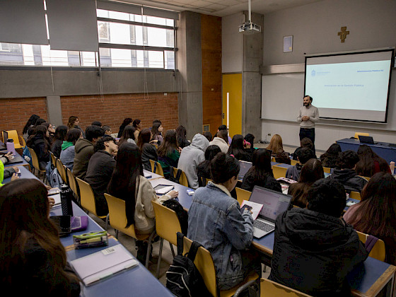 Clase en la UC. Foto Dirección de Comunicaciones