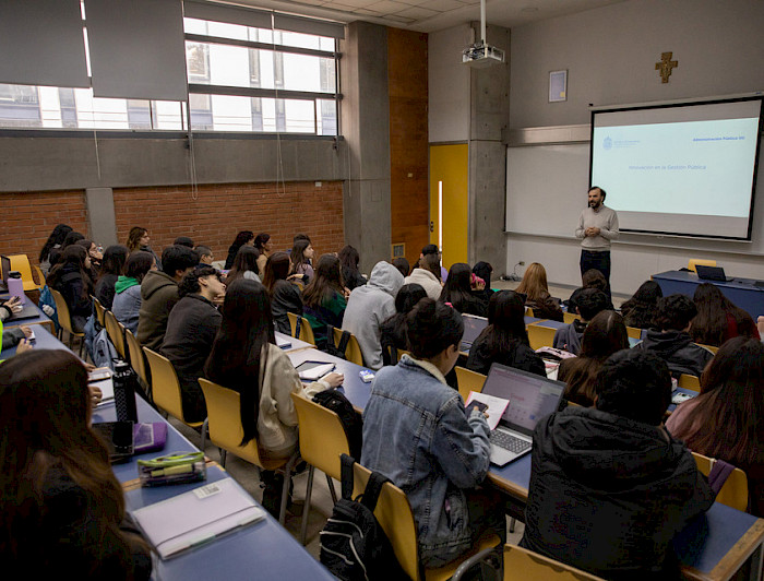 Clase en la UC. Foto Dirección de Comunicaciones