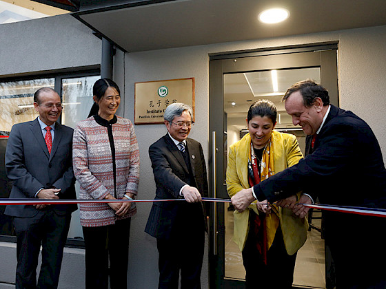 El rector Ignacio Sánchez, la vicerrectora de Asuntos Internacionales Lilian Ferrer y otras autoridades, cortan la cinta de la nueva casa del Instituto Confucio en Campus Oriente.