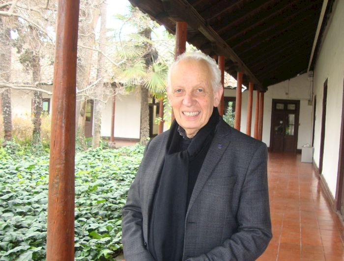 imagen correspondiente a la noticia: "Profesor Fernando Pérez recibió el Premio Monseñor Carlos Casanueva"