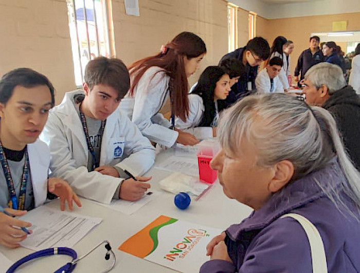 imagen correspondiente a la noticia: "Estudiantes de la Facultad de Medicina realizaron inédito operativo en comuna de San Joaquín"
