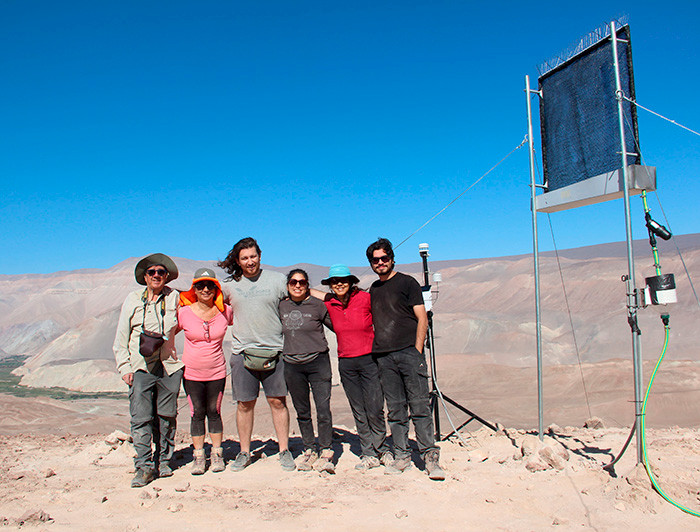 Grupo de investigadores junto a estación meteorológica y neblinómetro en la localidad de Alto Camarones