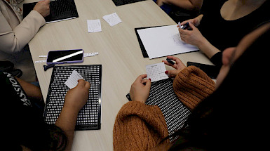 Personas con discapacidad visual aprenden el sistema braille.- Foto Dirección de Comunicaciones