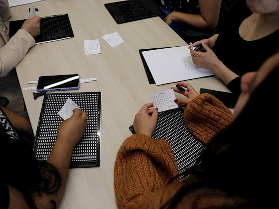 Personas con discapacidad visual aprenden el sistema braille.- Foto Dirección de Comunicaciones