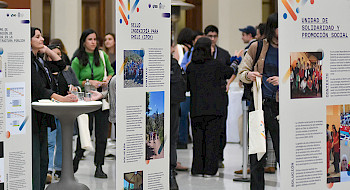 Exhibición con paneles que muestran las iniciativas de LIP UC y personas de fondo.