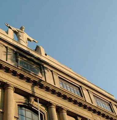 Foto del Cristo de la fachada de campus Casa Central UC