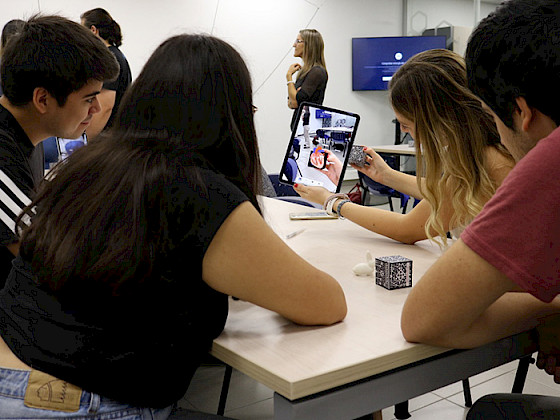 Estudiantes usan un tablet en clase