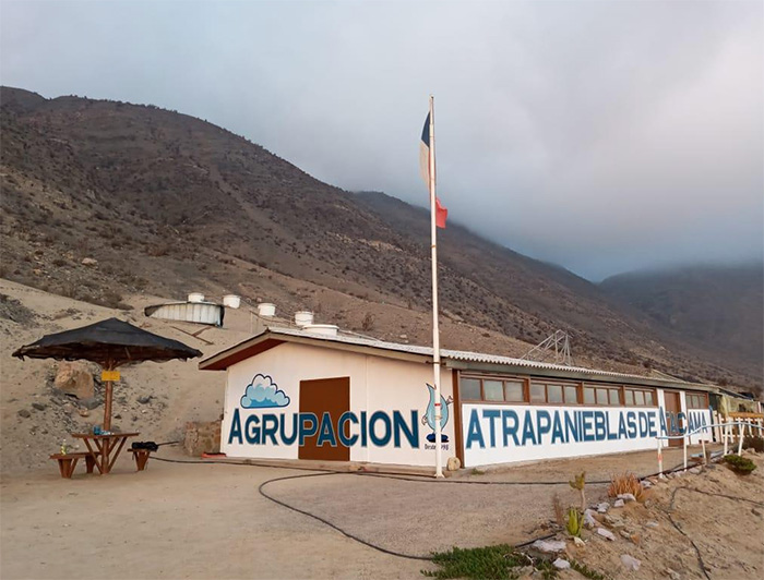 Construcción en los faldeos de los cerros, de la Agrupación de Atrapanieblas de Atacama.