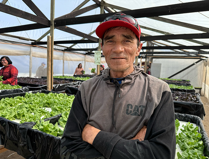 Mario Segovia, miembro de la Agrupación de Atrapanieblas de Atacama, al interior del vivero.