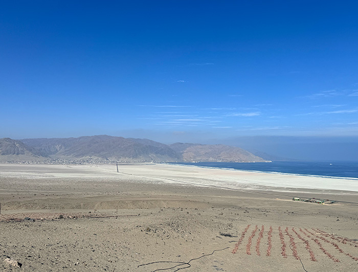 Vista panorámica desde Falda Verde, donde se aprecia el desierto, el Océano Pacífico y la ciudad de Charal en los faldeos de los cerros. 