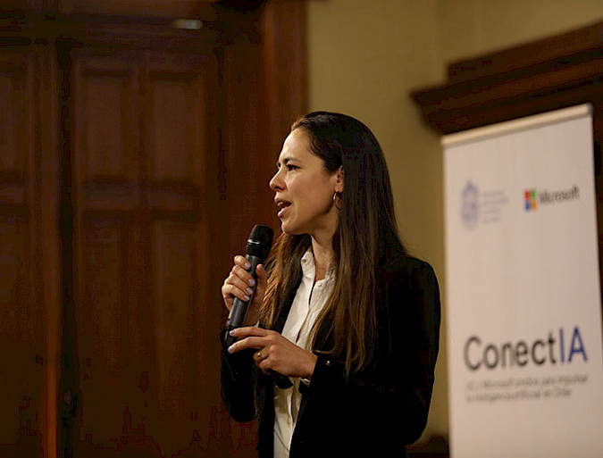 María Francisca Yáñez, director of the Microsoft National Technology Office, speaking during the ConectIA presentation.