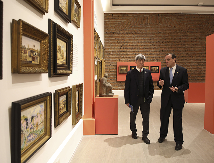 Rectores Ignacio Sánchez y Fernando León-García visitando la pinacoteca de Casa Central.