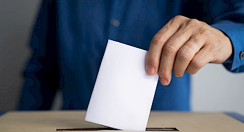 Una persona votando