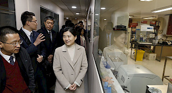 Delegación china recorre los laboratorios de la Facultad de Ciencias Biológicas.- Foto Dirección de Comunicaciones