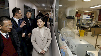 Delegación china recorre los laboratorios de la Facultad de Ciencias Biológicas.- Foto Dirección de Comunicaciones