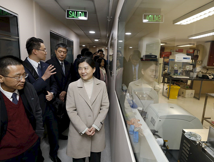 Delegación china recorre los laboratorios de la Facultad de Ciencias Biológicas.- Foto Dirección de Comunicaciones