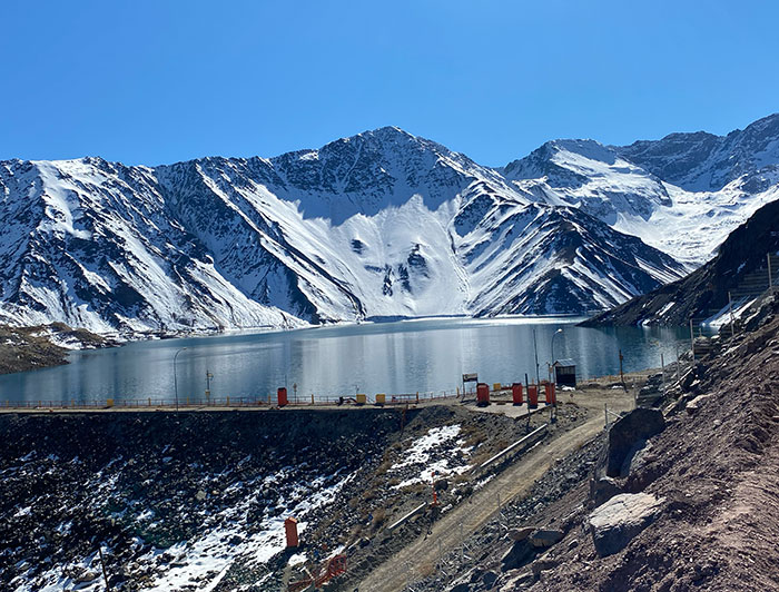 Embalse El Yeso: se ve una laguna y montañas nevadas.