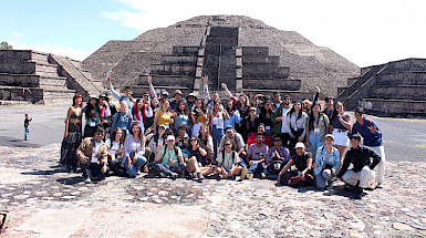 grupo de estudiantes de visita en ruinas arqueológicas