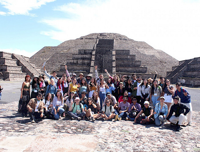 grupo de estudiantes de visita en ruinas arqueológicas