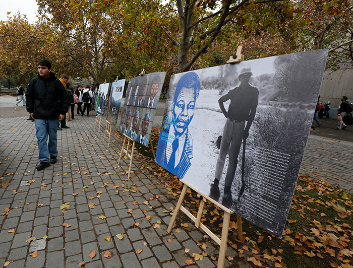 Muestra de Nelson Mandela en el campus San Joaquín como parte de las actividades de las semanas culturales de Sudáfrica.