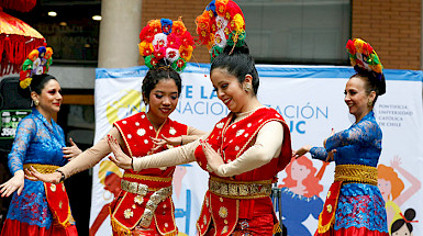 Mujeres usando coloridos trajes bailan una danza tradicional de Indonesia.