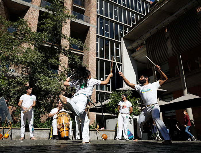 Baile de capoeira en el patio en Casa Central de la UC, como parte de las actividades de las semanas culturales de Brasil.