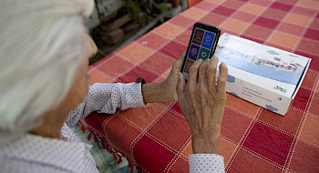 Adulto mayor con su dispositivo.- Foto Dirección de Comunicaciones