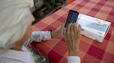 Adulto mayor con su dispositivo.- Foto Dirección de Comunicaciones