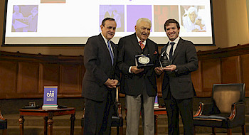 Izquierda, rector Ignacio Sánchez, Mario Kreutzberger y Eduardo Toro, director ejecutivo de Conecta Mayor UC,.- Foto Dirección de Comunicaciones