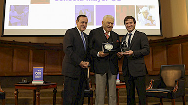 Izquierda, rector Ignacio Sánchez, Mario Kreutzberger y Eduardo Toro, director ejecutivo de Conecta Mayor UC,.- Foto Dirección de Comunicaciones