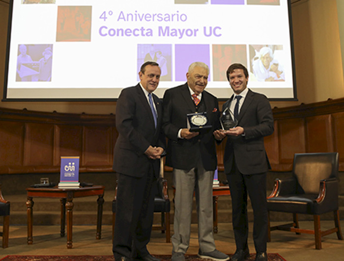 Izquierda, rector Ignacio Sánchez, Mario Kreutzberger y Eduardo Toro, director ejecutivo de Conecta Mayor UC,.- Foto Dirección de Comunicaciones