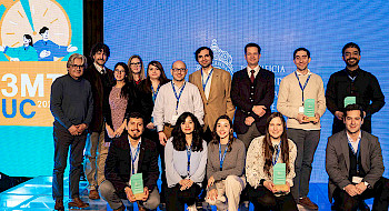 Finalistas etapa final del concurso Tesis en 3 Minutos, en el escenario, junto a autoridades de la universidad.