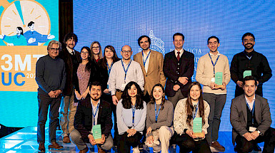 Finalistas etapa final del concurso Tesis en 3 Minutos, en el escenario, junto a autoridades de la universidad.