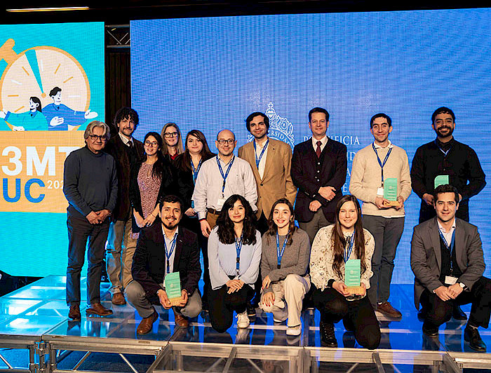 Finalistas etapa final del concurso Tesis en 3 Minutos, en el escenario, junto a autoridades de la universidad.