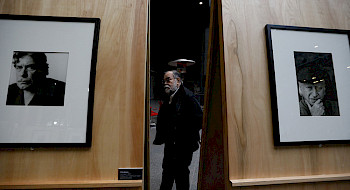 Centro de Extensión UC Oriente, exposición Luis Poiirección de Comunicaciones rot.- Foto D