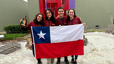 Misioneros de la UC sosteniendo una bandera chilena.