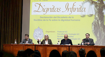 Cuatro personas sentadas en el escenario