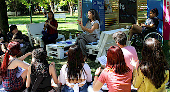 Grupo de jóvenes aprendiendo lenguaje de señas.