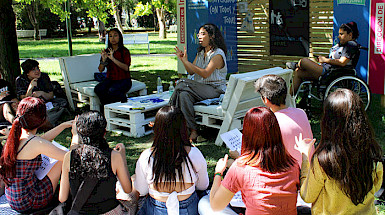 Grupo de jóvenes aprendiendo lenguaje de señas.