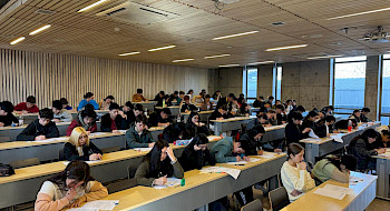 escolares sentados en sala de clases